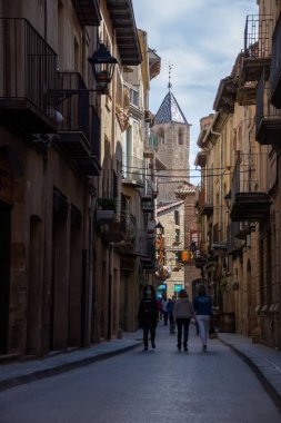 Barselona 'nın eski Solsona kasabasında geleneksel konut binalarıyla dar bir caddenin güzel manzarası.