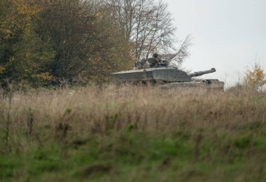 Askeri bir savaş tatbikatında çarpışan bir tank.