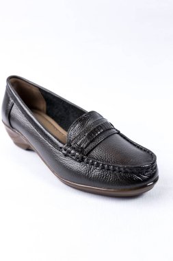 beyaz zemin üzerinde ayakkabı