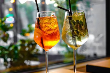 Aperol Spritz ve Hugo Cocktail 'in yakın plan çekimi.
