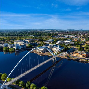 Stockton, Kuzey Doğu İngiltere 'de yer alan Tees nehri boyunca uzanan Infinity Köprüsü' nün hava görüntüsü.