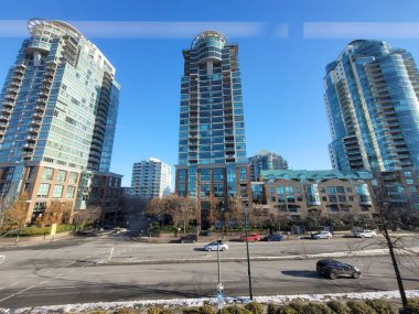 Binalı bir caddenin güzel bir görüntüsü.