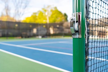 Beyaz çizgileri ve kırmızı picleball çizgileri olan harika yeni mavi tenis kortları