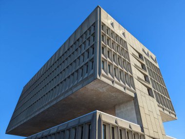 Marcel Breuer Binası 'nın alçak açısı New Haven' da mavi gökyüzü arka planına sahip.