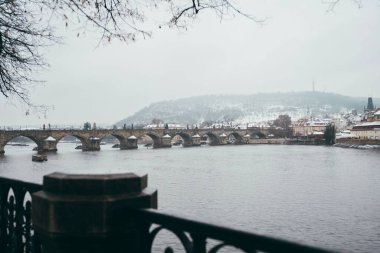 Çek Cumhuriyeti Prag 'daki Vltava nehrinin üzerindeki Charles Köprüsü' nün güzel bir manzarası.