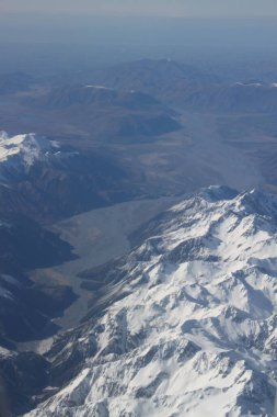 Karla kaplı dağlık bir arazinin güzel bir görüntüsü.