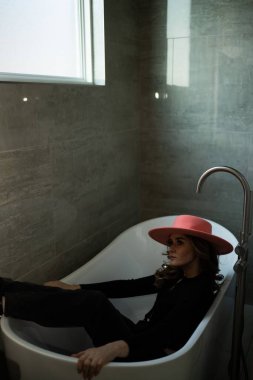 Genç bir kadınla yaratıcı sevgililer günü portreleri.