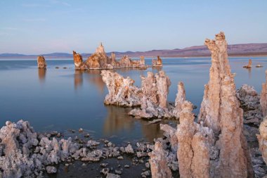 Güney Tufa, Kaliforniya, ABD 'deki Mono Gölü' nün tuzlu sütunlarının manzaralı bir çekimi.