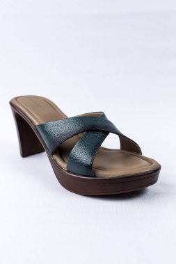 beyaz zemin üzerinde ayakkabı