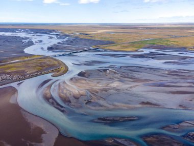İzlanda 'daki büyük bir nehir yatağı ve delta buzul nehir sisteminin hava aracı görüntüsü.