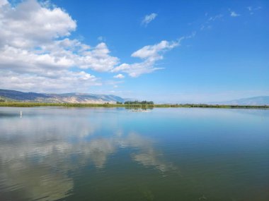 Yansımaları olan manzaralı bir göl