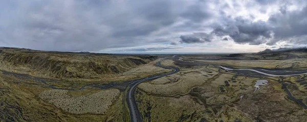 Γραφική Θέα Μια Κοιλάδα Κοίτη Ποταμού Και Δρόμο Στην Ισλανδία — Φωτογραφία Αρχείου
