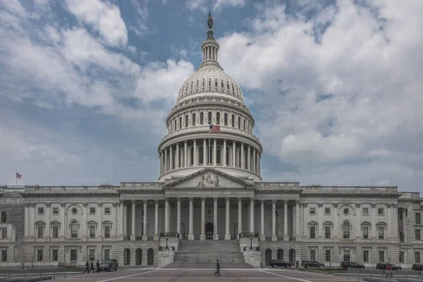Washington Daki Amerikan Kongre Binası Nın Mavi Bulutlu Gökyüzünün Altında — Stok fotoğraf