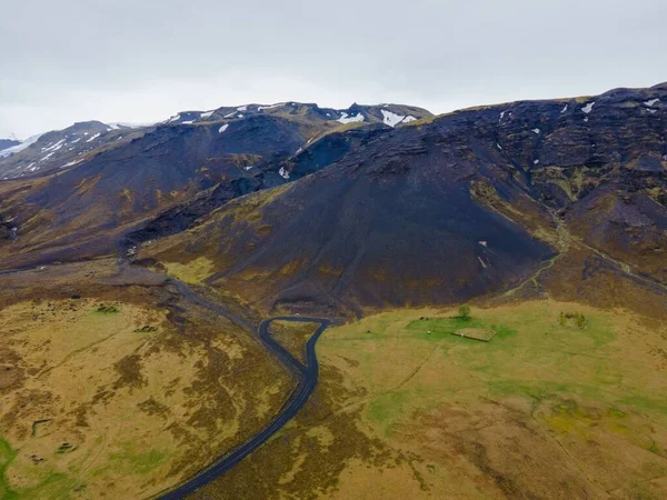 アイスランドの道路のある渓谷への景色 — ストック写真