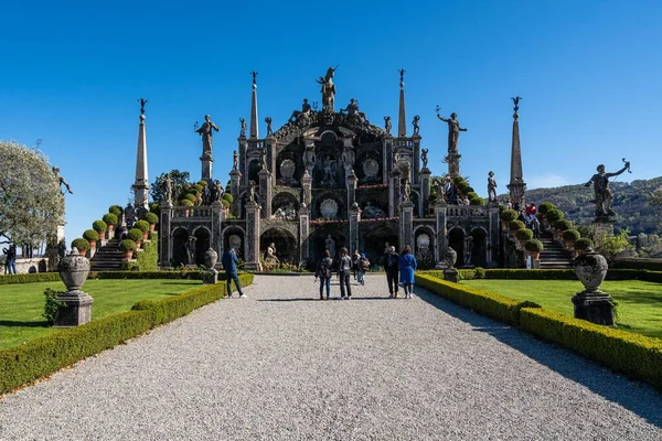 Teatro Massimo anıtı önünde yürüyen insanların bulunduğu Bella Adası, Stresa, İtalya