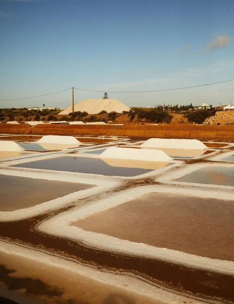 Vertikální Záběr Solných Ploch Faro Kde Vyrábí Sklízí Mořská Sůl — Stock fotografie