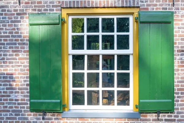 Крупный План Зеленых Ставней Окне Деревенского Дома — стоковое фото