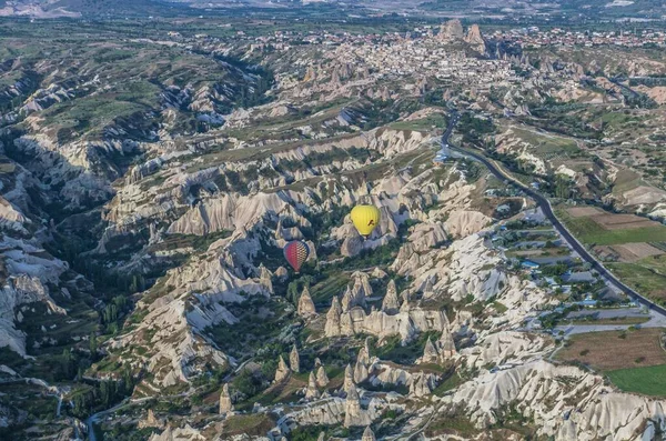 Uma Bela Foto Dos Balões Quente Sobre Uma Paisagem Área — Fotografia de Stock