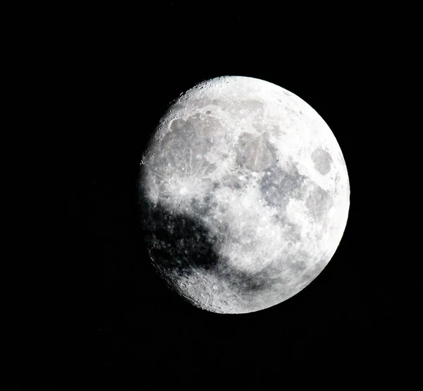Красивая Сцена Полной Луны Темными Облаками Темном Небе — стоковое фото