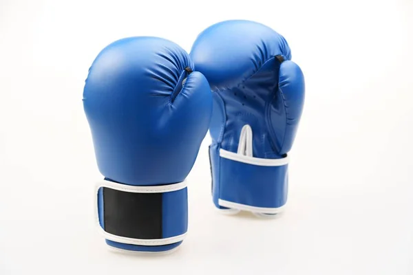 一副蓝色的拳击手套 在白色的背景上隔离开来 — 图库照片