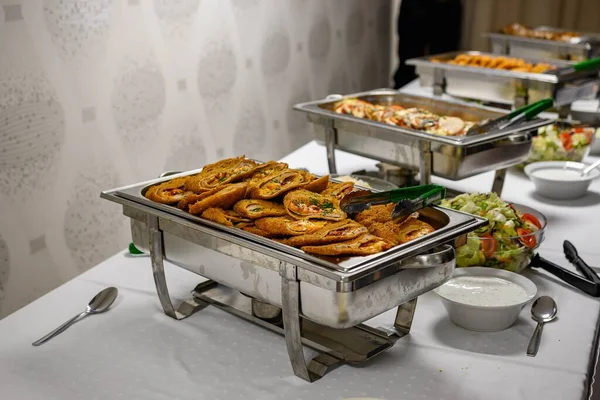 Ein Buffet Mit Verschiedenen Gerichten Wie Salate Und Schnitzel Auf — Stockfoto