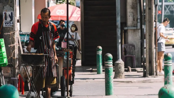 Muž Vařící Maso Grilu Lidé Chodící Chodníku Ulicích Bangkoku — Stock fotografie
