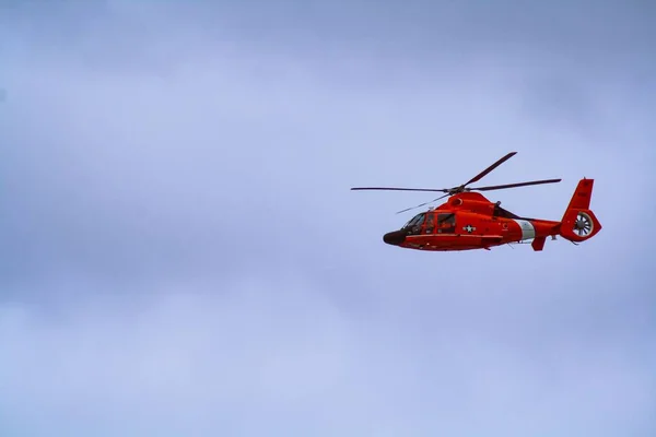 Beautiful Shot Red Coast Guard Helicopter Blue Sky Oregon Coast — Stock Photo, Image