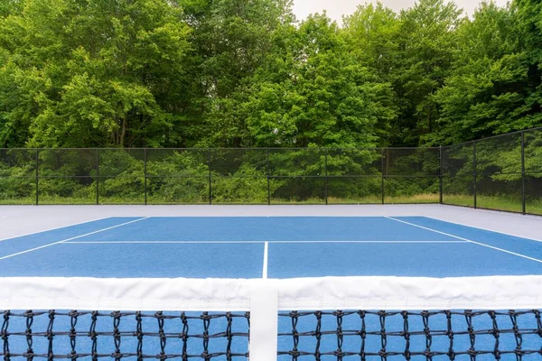 Fantastisk Blå Tennisbana Med Vita Linjer Och Grå Utanför Gränserna — Stockfoto