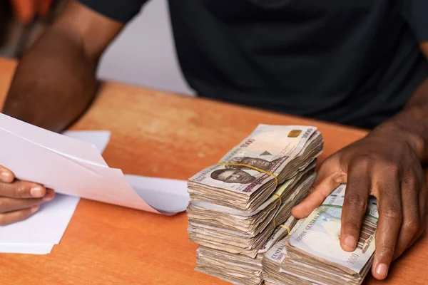 Ένας Αφρικανός Πολλά Λεφτά Και Χαρτί Λογιστική Αντίληψη — Φωτογραφία Αρχείου