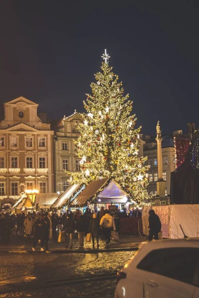 Μια Κάθετη Φωτογραφία Ενός Όμορφου Χριστουγεννιάτικου Δέντρου Στην Χριστουγεννιάτικη Αγορά — Φωτογραφία Αρχείου