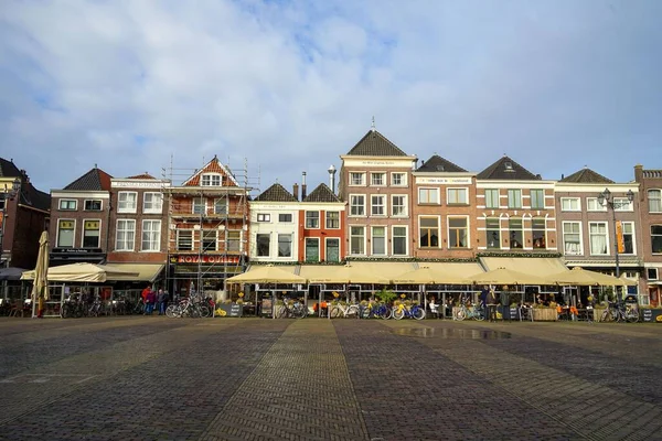 オランダのデルフト市の中央広場にある古い伝統的な家屋 — ストック写真