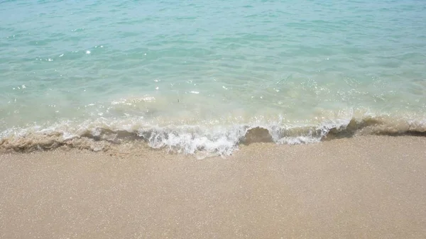 Мальовничий Вид Морські Хвилі Миють Піщаний Пляж Сонячний День — стокове фото