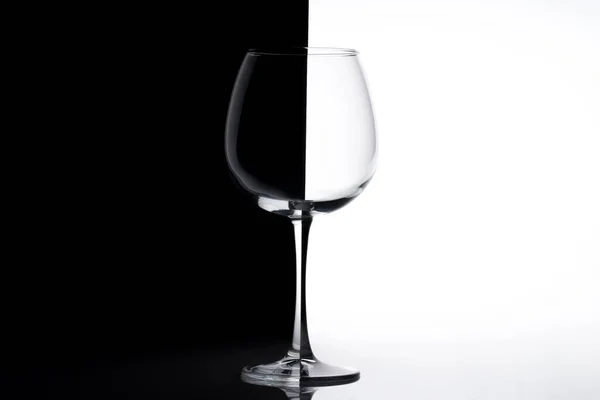 黒と白の背景を持つ透明なガラス — ストック写真