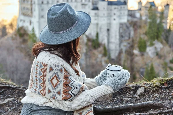 丘からドイツのNeuschwanstein城を賞賛灰色の帽子を持つ女性観光客 — ストック写真