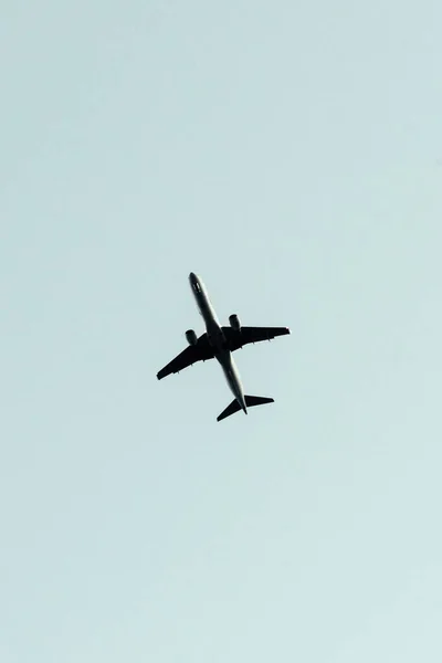 澄んだ空を飛ぶ飛行機の美しい垂直方向の景色 — ストック写真