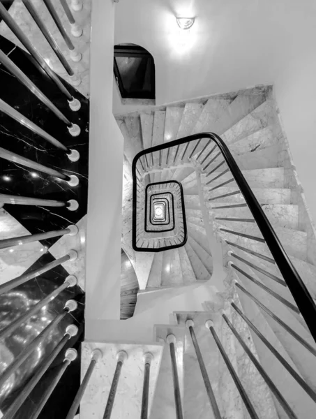 美しい螺旋階段の壮大なショット — ストック写真