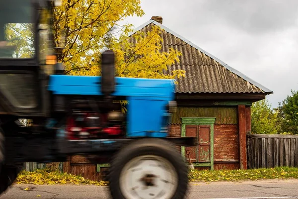 Nahaufnahme Eines Traktors Der Einem Alten Dorfhaus Gomel Vorbeifährt — Stockfoto