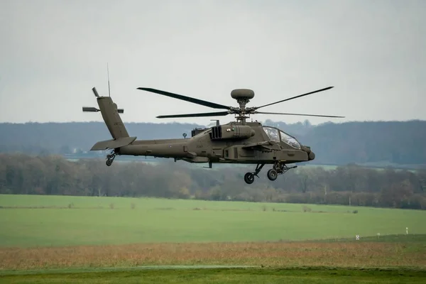 Helicóptero Ataque Exército Cinza Escuro Voo Durante Dia — Fotografia de Stock