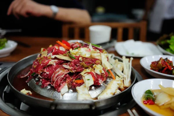 불고기라고 아시아 음식을 클로즈업 식당에서 제공되었다 — 스톡 사진