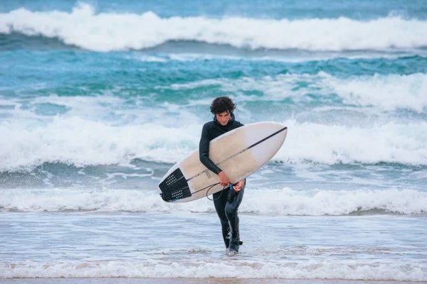Biały Mężczyzna Wraca Surfingu Oceanie — Zdjęcie stockowe