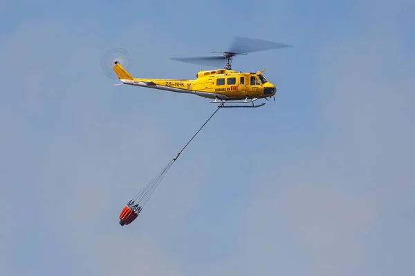 Egy Huey Helikopter Leejtett Egy Vízzsákot Lángokra — Stock Fotó