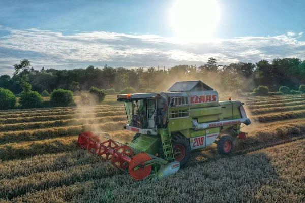 Una Cosechadora Tractores Campo Con Árboles Verdes Día Soleado —  Fotos de Stock