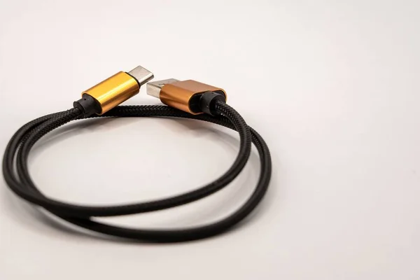 带有金色连接器的黑色编织Usb电缆的详细特写 — 图库照片