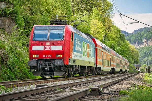 Een Oude Locomotief Vectron Die Door Bergen Van Duitsland Loopt — Stockfoto