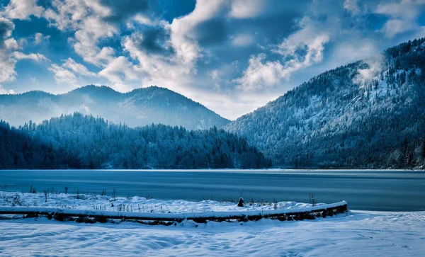 Ein Schönes Seeufer Mit Bergen Und Einem Wolkenverhangenen Blauen Himmel — Stockfoto