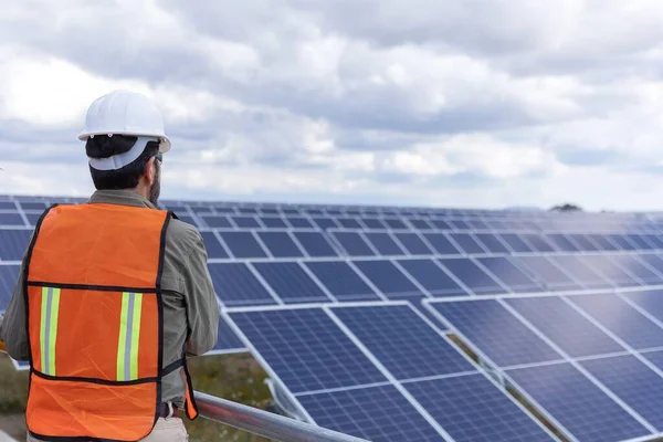 Инженер Проверяющий Работу Области Фотоэлектрических Солнечных Панелей Концепция Возобновляемых Источников — стоковое фото