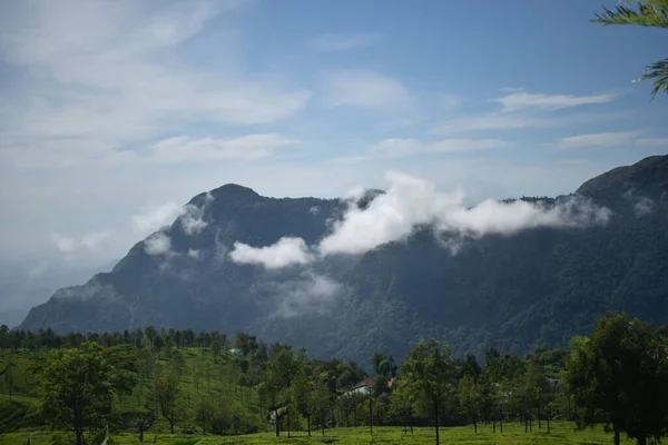 Vista Panoramica Nuvole Bianche Prati Verdi Montagne — Foto Stock
