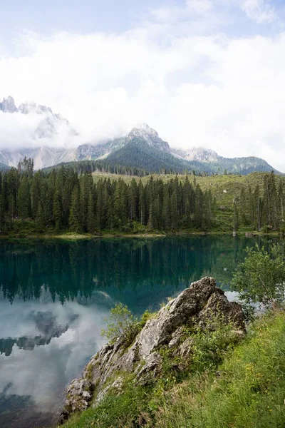 Eine Vertikale Aufnahme Eines Sees Mit Dolomiten Hintergrund Italien — Stockfoto