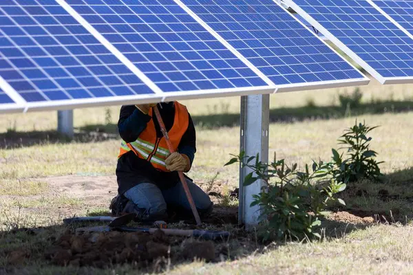 Een Arbeider Een Veiligheidsvest Installeert Zonnepanelen Fotovoltaïsche Modules Een Veld — Stockfoto