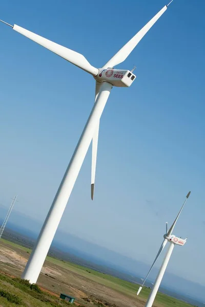 Disparo Vertical Una Turbina Energía Eólica Una Colina Con Fondo — Foto de Stock